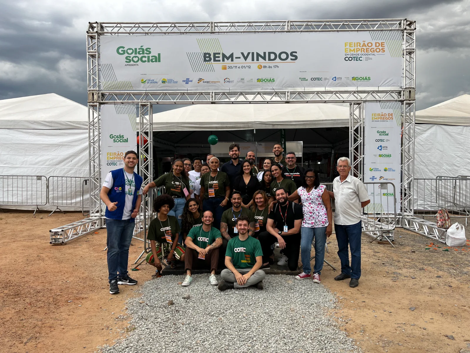 Grupo de profissionais reunido sob o pórtico de entrada do 3º Feirão do Emprego