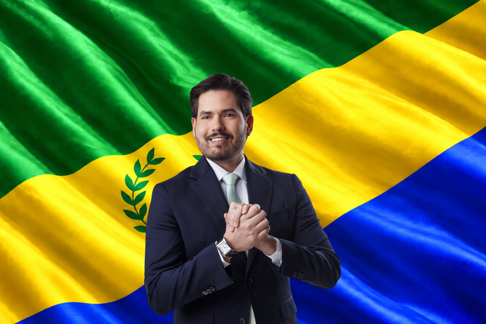 Sanches Paiva diante da bandeira de Cidade Ocidental